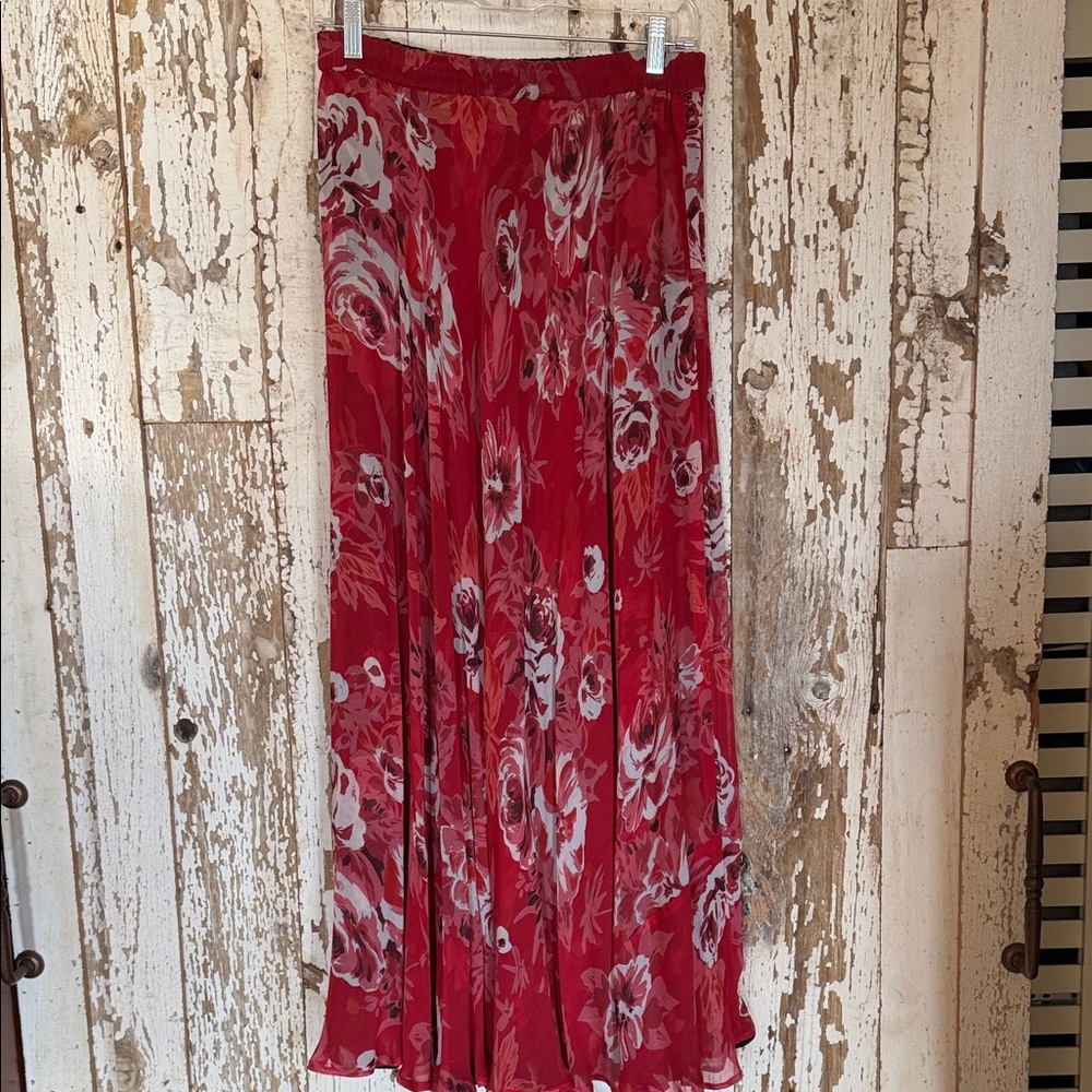 Chic Floral Maxi Skirt in Black and Pink - Picture 3 of 5